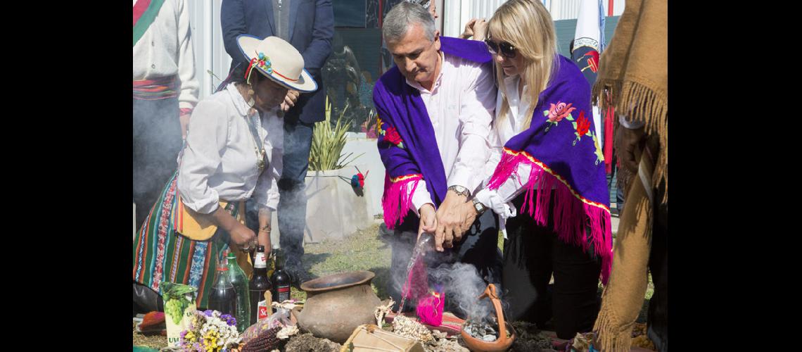 Tributo a la Pachamama en el stand de Tecnoacutepolis