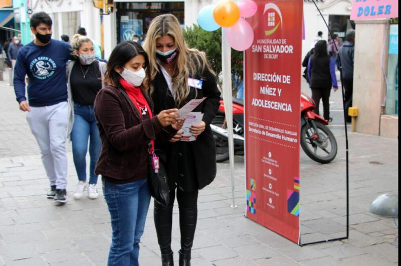 Stand de concientizacioacuten en la Peatonal Belgrano 