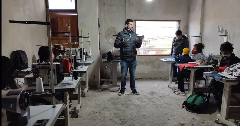 Diego Granda visitoacute una cooperativa textil y elogioacute el trabajo de mujeres