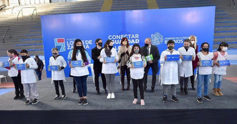 Cristina Fernaacutendez y Kicillof entregaron 10000 computadoras 