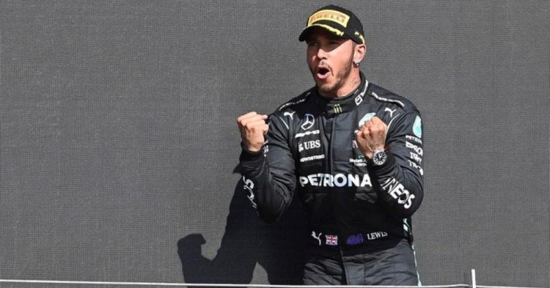 Hamilton volvioacute al triunfo en casa tras sacar de carrera al liacuteder Verstappen