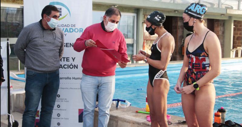 Las nadadoras oliacutempicas fueron reconocidas como visitantes distinguidas