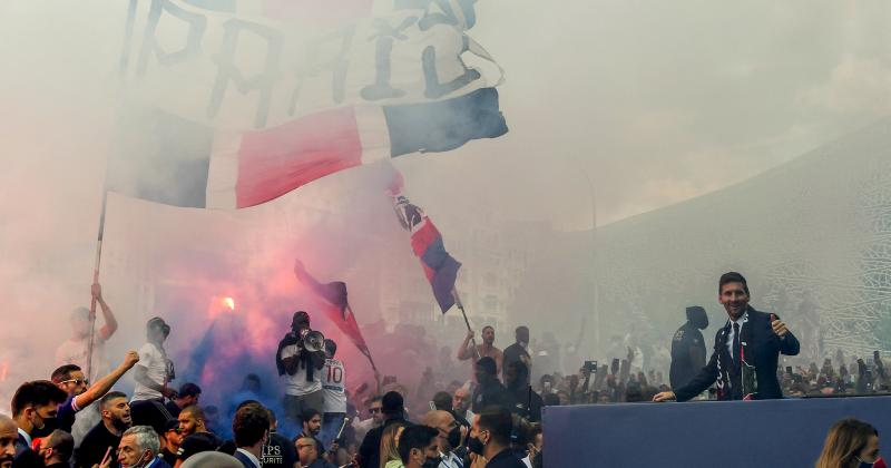 Messi saludoacute a los hinchas del PSG en el estadio Parque de los Principes