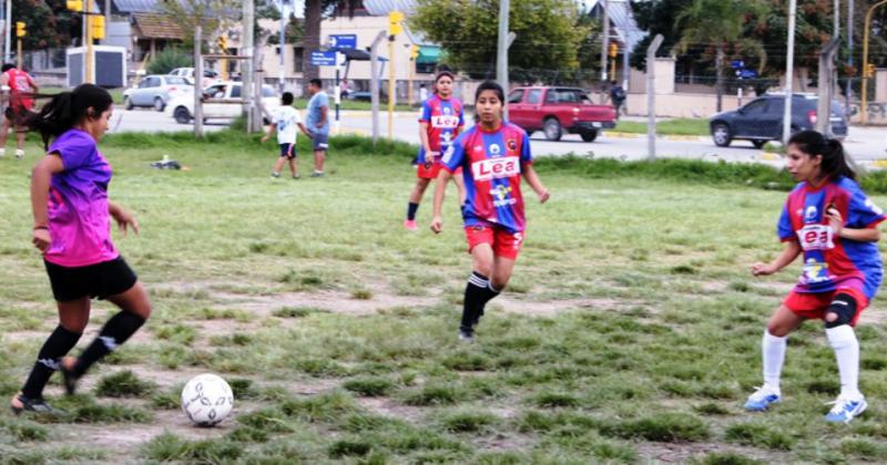 Instituyen el 23 de mayo como Diacutea Municipal del Fuacutetbol Femenino  