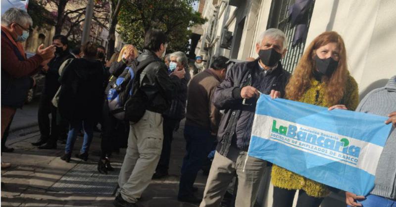 Trabajadores del Banco de Desarrollo continuacutean con el paro tras la disolucioacuten 