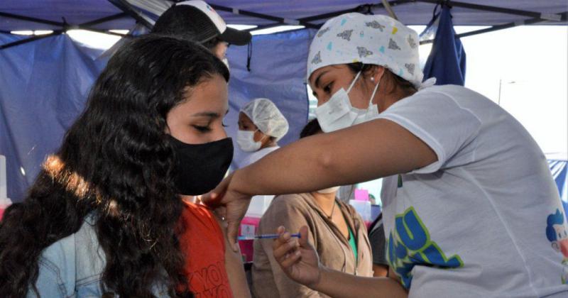 Abrieron la vacunacioacutena libre demanda para adolescentes entre los 12 y 17 antildeos