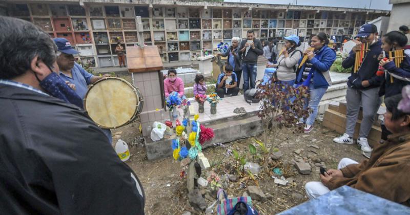 Masiva visita a los cementerios para honrar a los fieles difuntos