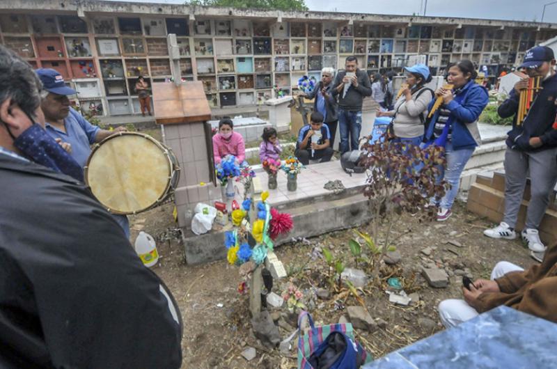 Masiva visita a los cementerios para honrar a los fieles difuntos