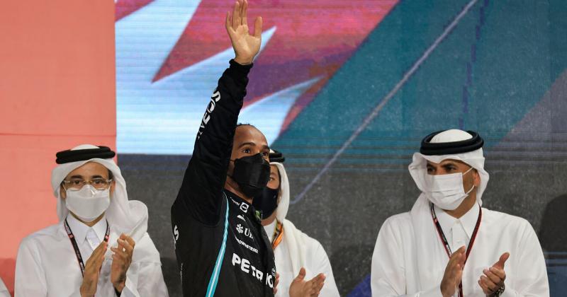 Hamilton gana en Qatar y continuacutea en la pelea por alcanzar su octavo tiacutetulo mundial