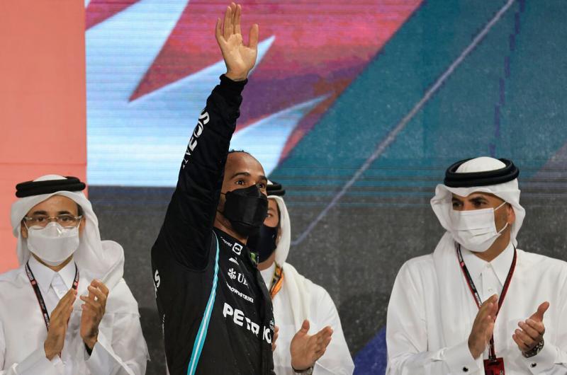 Hamilton gana en Qatar y continuacutea en la pelea por alcanzar su octavo tiacutetulo mundial