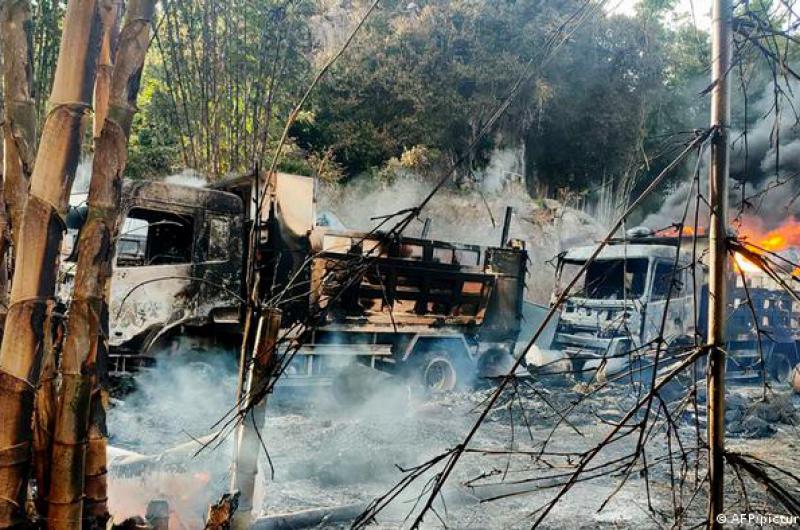 Hallaron 38 cadaacuteveres dentro de dos camiones calcinados en Birmania