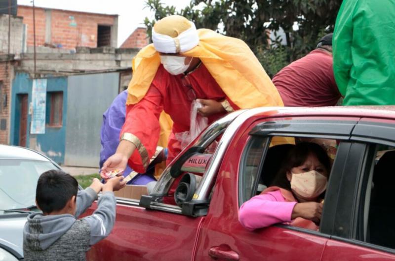 Llegaron los Reyes y recorrieron la comuna llevando alegriacutea a los nintildeos