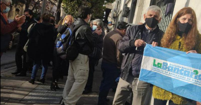 Tras cinco meses de lucha trabajadores del BD piden alimentos no perecederos