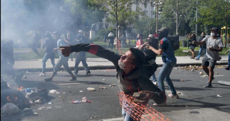 Manifestantes contra el FMI apedrearon el Congreso mientras debatiacutean los diputados