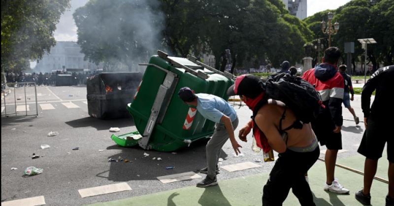 Manifestantes contra el FMI apedrearon el Congreso mientras debatiacutean los diputados