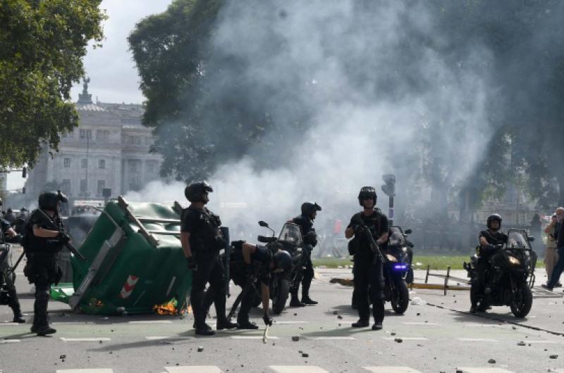 Manifestantes contra el FMI apedrearon el Congreso mientras debatiacutean los diputados