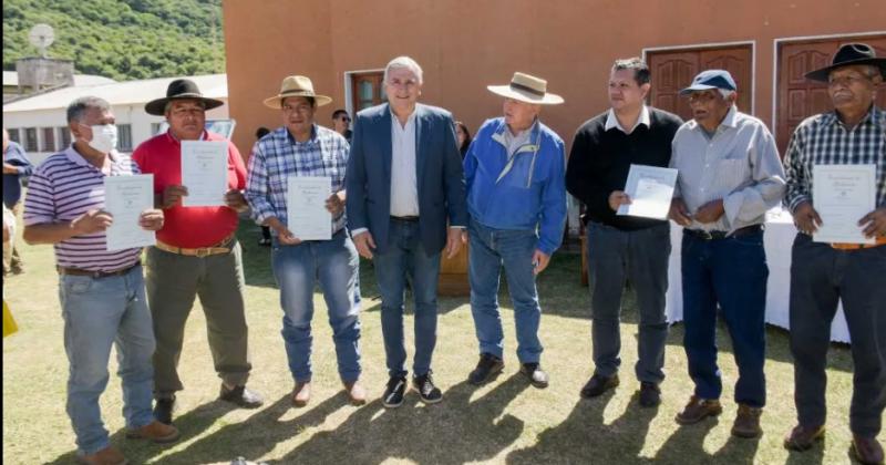 Entregaron escrituras a pobladores de El Fuerte tras 30 antildeos de espera