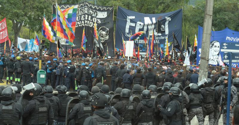 Gremios y organizaciones manifestaron cerca de la Legislatura