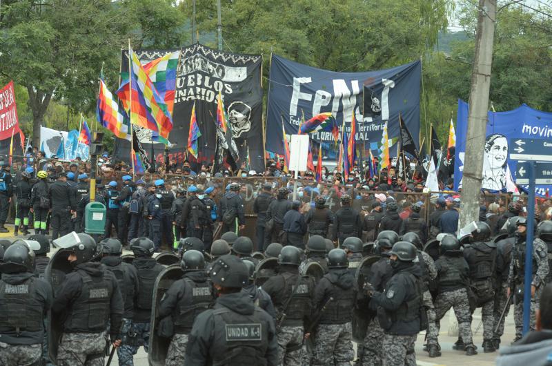 Gremios y organizaciones manifestaron cerca de la Legislatura