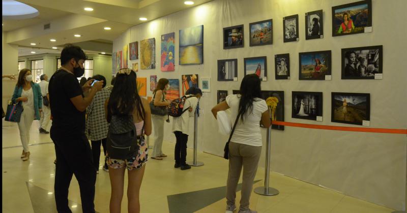 Entregaron diplomas a participantes de la muestra de pintura y fotografiacutea