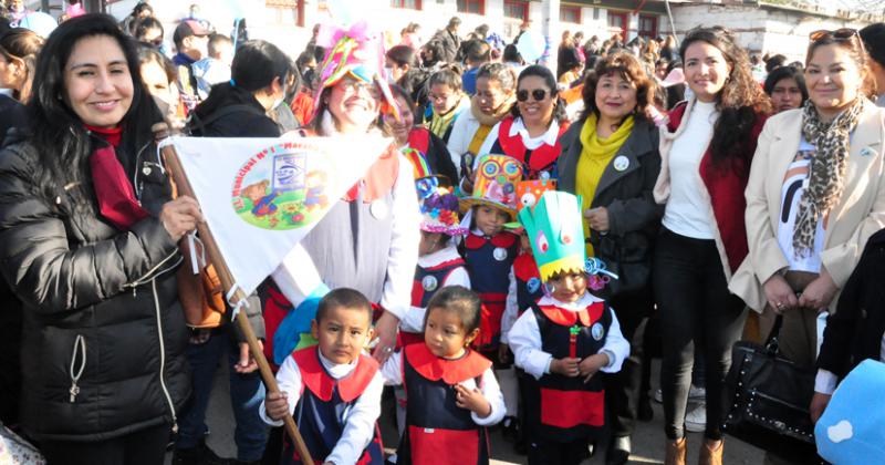 Jardines de infantes de Alto Comedero protagonizaron un colorido desfile