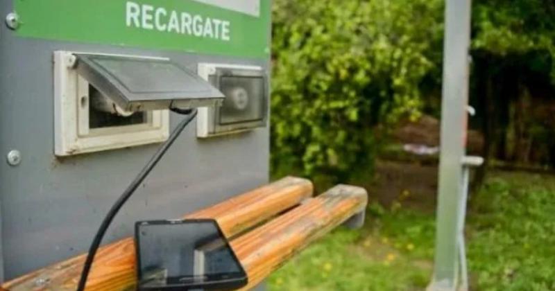 Totems de carga solar para dispositivos moacuteviles en parques