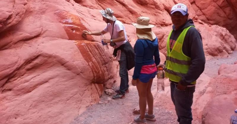 Turista fue sorprendido vandalizando la Quebrada de las Sentildeoritas y lo hicieron limpiar