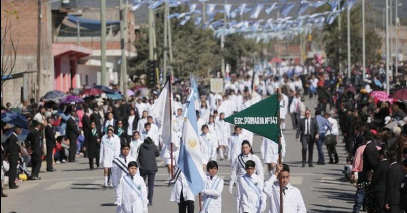 Masiva asistencia al desfile ciacutevico y gaucho en tributo al Exodo Jujentildeo