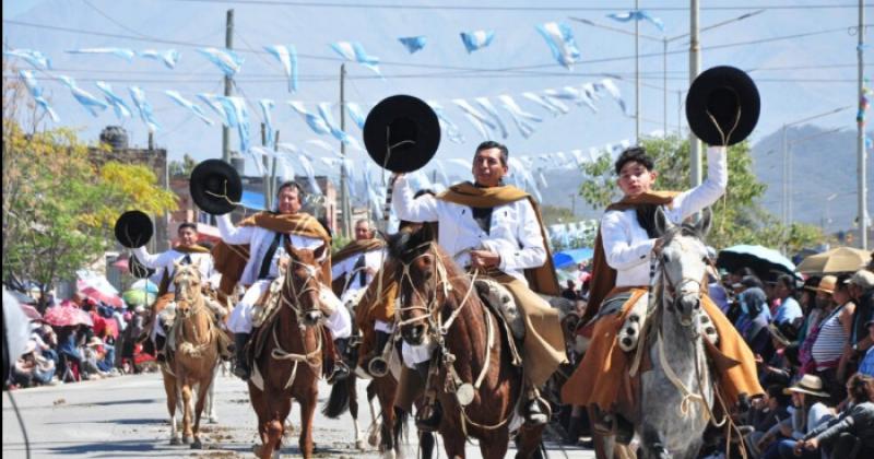 Masiva asistencia al desfile ciacutevico y gaucho en tributo al Exodo Jujentildeo