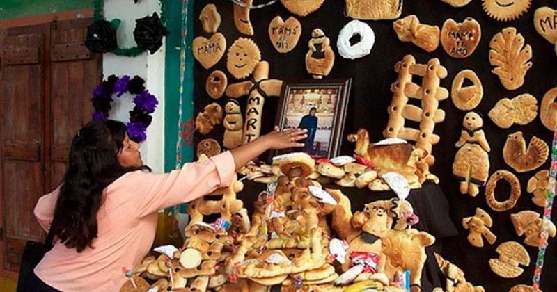 Los jujentildeos preparan las mesas de ofrendas para honrar a los difuntos