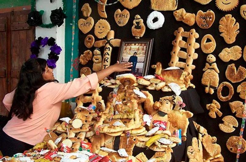 Los jujentildeos preparan las mesas de ofrendas para honrar a los difuntos