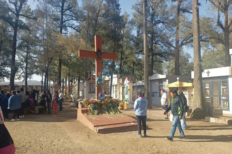 Masiva concurrencia de jujentildeos a los cementerios para honrar a sus difuntos