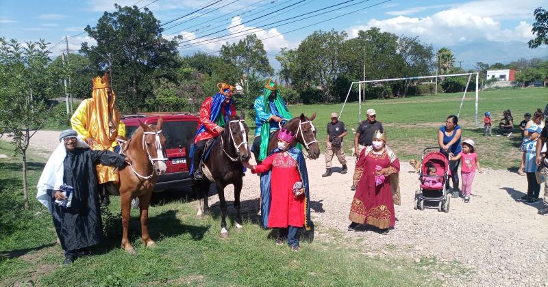 Los Reyes Magos pasearon por las calles de Capital y del interior 