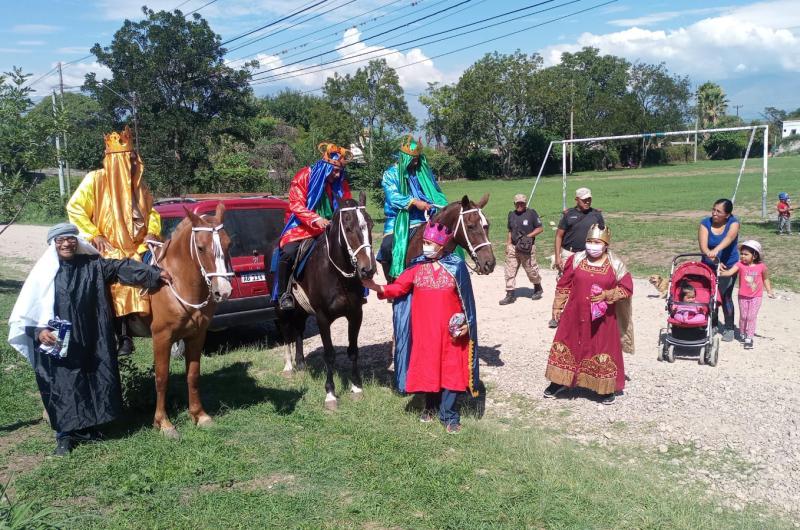 Los Reyes Magos pasearon por las calles de Capital y del interior 