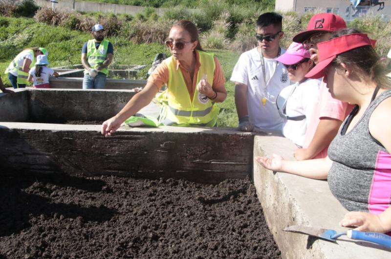 Todos Juntos compartioacute jornada de huerta en el parque Belgrano