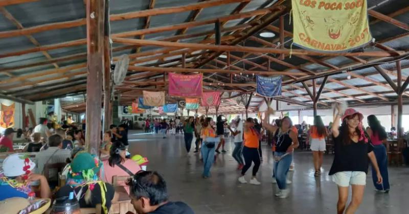 Las Comadres renovaron con alegriacutea lazos afectivos en la previa del Carnaval