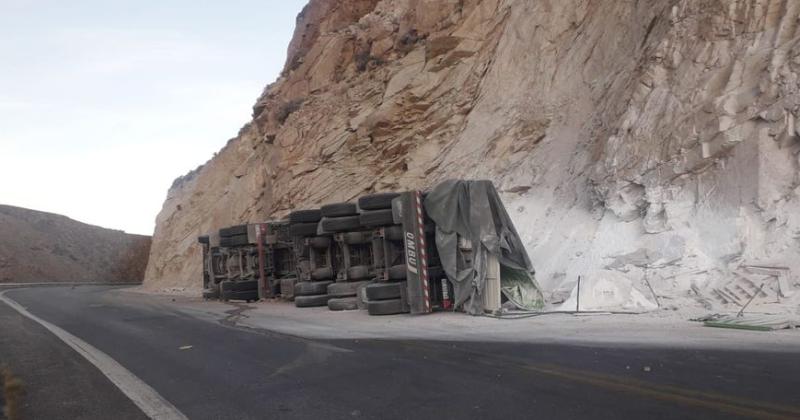 Fuerte colisioacuten en ruta nacional 66 y volcoacute un camioacuten minero a la altura de Susques