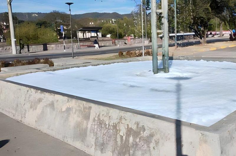 Acto de vandalismo en fuente de Av 19 de Abril y Lamadrid