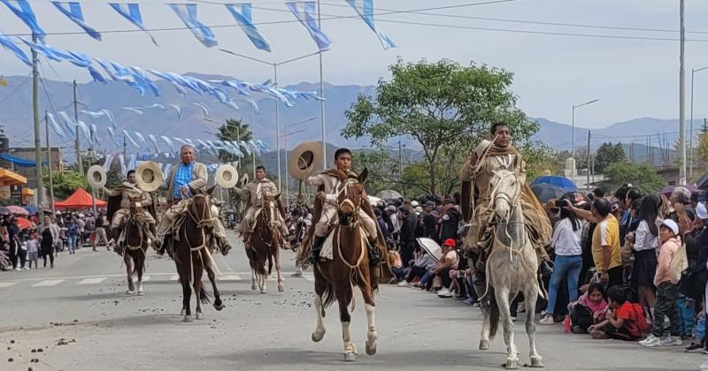 Imponente desfile ciacutevico y gaucho por el Eacutexodo Jujentildeo