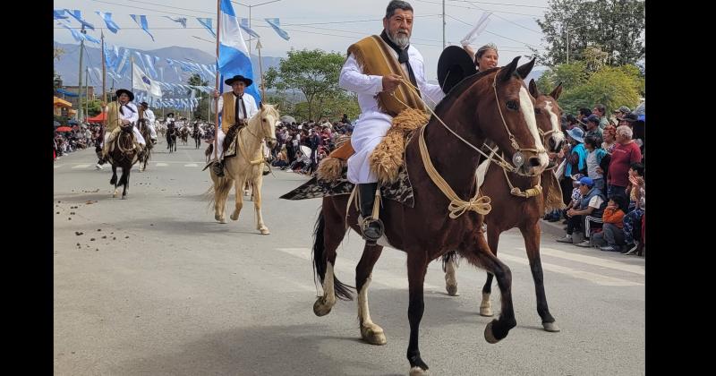 Imponente desfile ciacutevico y gaucho por el Eacutexodo Jujentildeo