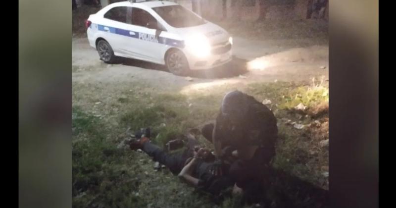 Lo sorprendieron empujando una moto robada en barrio Malvinas