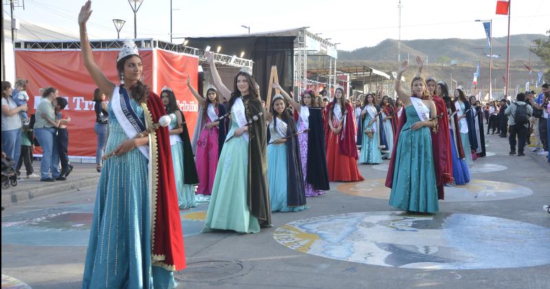 Los pequentildeos brillaron en eldesfile Bienvenida Primavera 