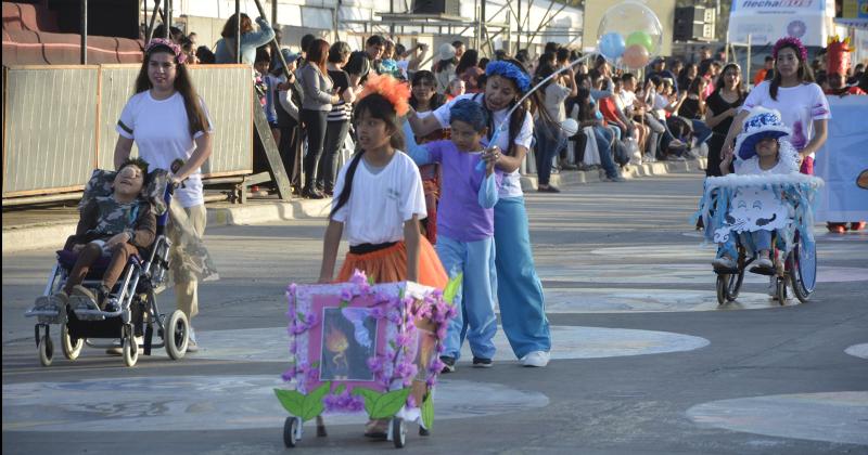 Los pequentildeos brillaron en eldesfile Bienvenida Primavera 