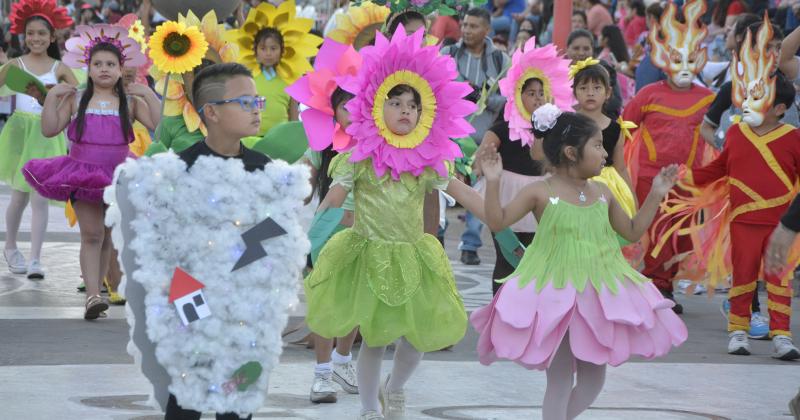 Los pequentildeos brillaron en eldesfile Bienvenida Primavera 