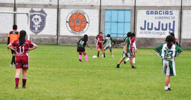 Con maacutes de 40 equipos la Liga Infantil de Fuacutetbol Femenino puso primera