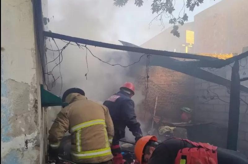 Queriacutean protegerse del friacuteo se les cayoacute el brasero y se les incendioacute la habitacioacuten