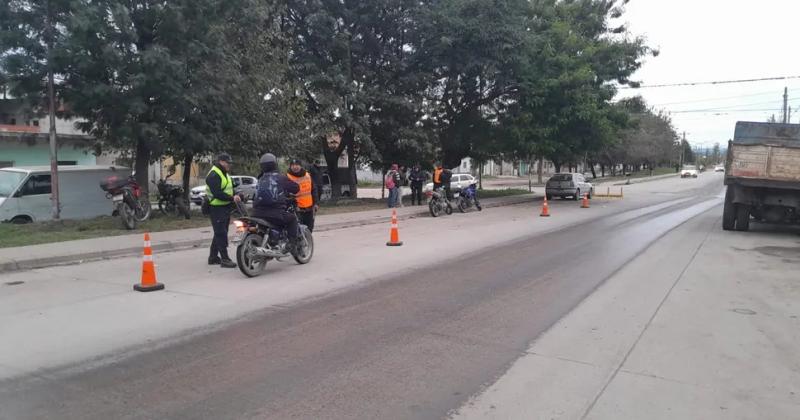 Lesionoacute a una policiacutea porque le hizo una infraccioacuten de traacutensito 