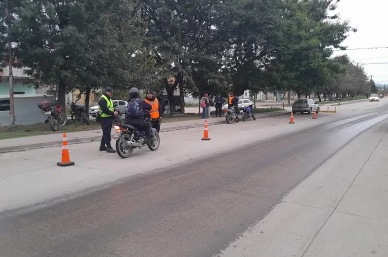 Lesionoacute a una policiacutea porque le hizo una infraccioacuten de traacutensito 