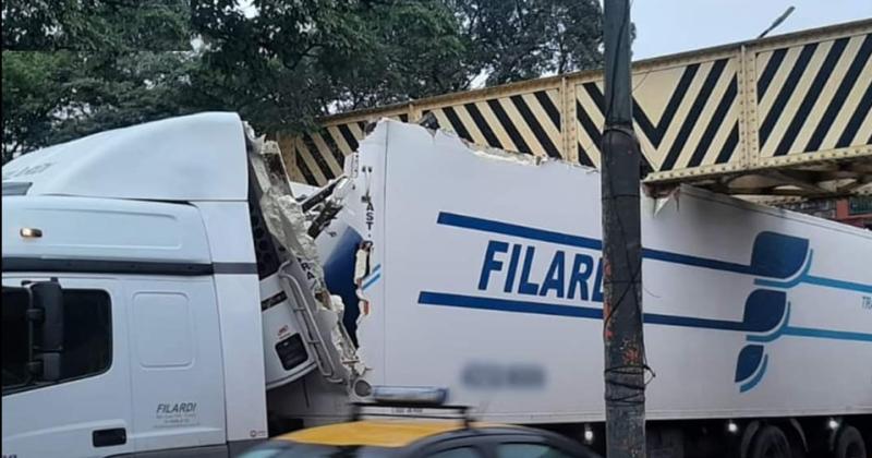 Camioacuten de gran porte quedoacute atascado bajo el puente Gorriti