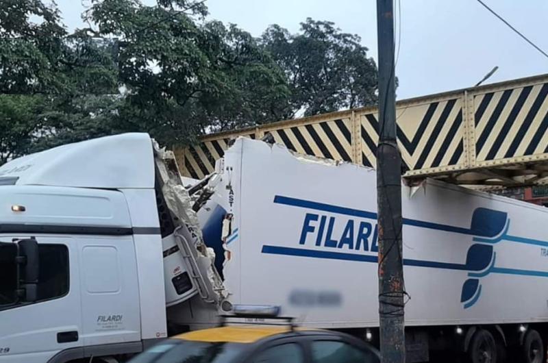 Camioacuten de gran porte quedoacute atascado bajo el puente Gorriti